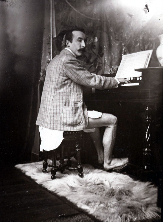 世界のタグ名画 - Paul Gauguin playing the harmonium in Alfons